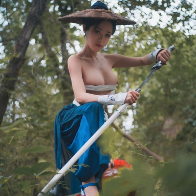 Nữ kiếm hiệp luyện công trên núi